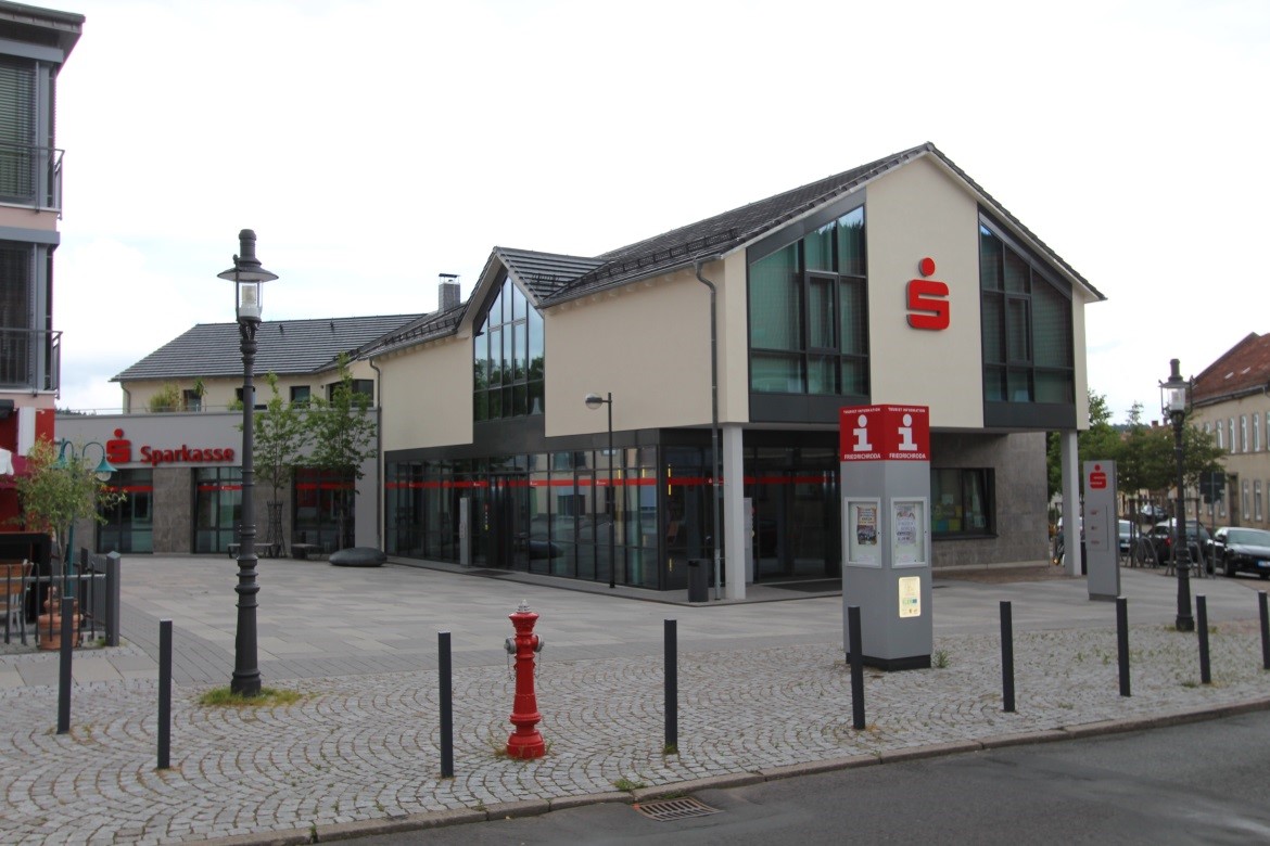Die Neue Mitte in Friedrichroda mit Spielplatz für Jung und Alt, Wohnhäusern, Steakhaus  und Sparkassenfiliale nebst Tourismusinformation.